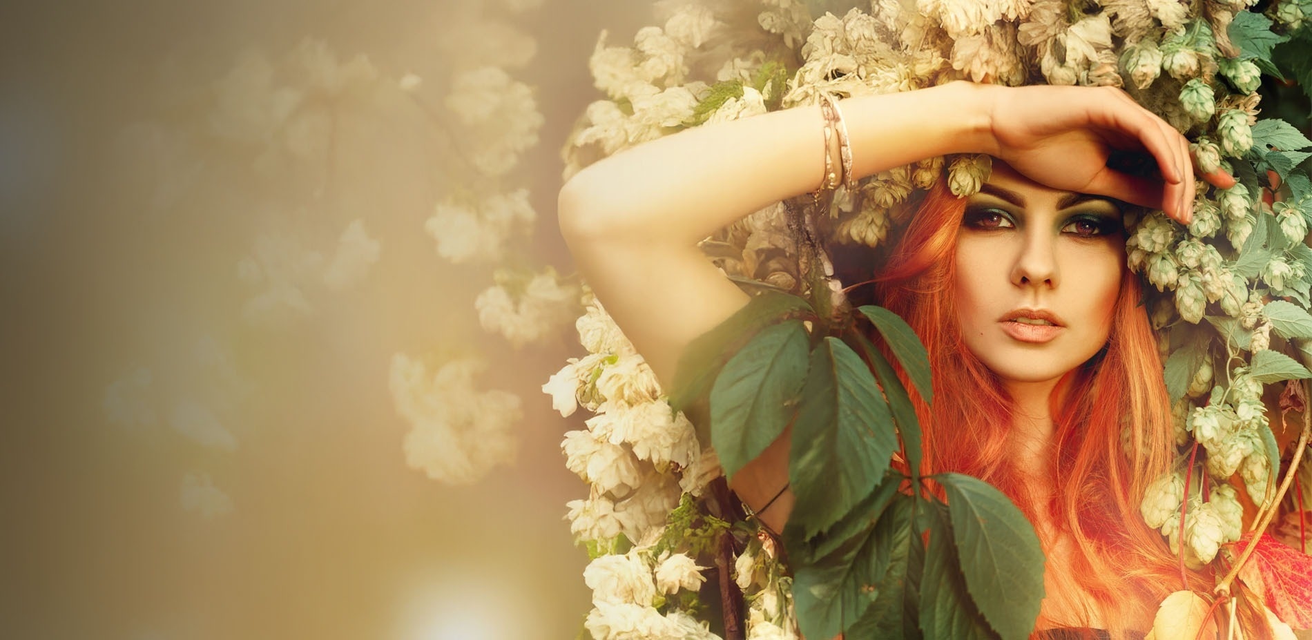 una mujer con el pelo rojo está rodeada de hojas y flores