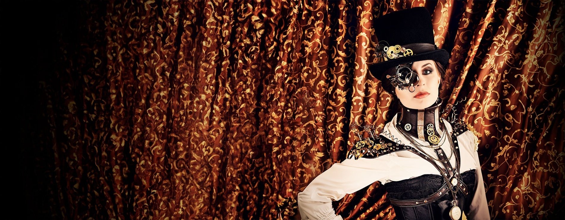 um quarto com uma cama e um pôster de gone with the wind