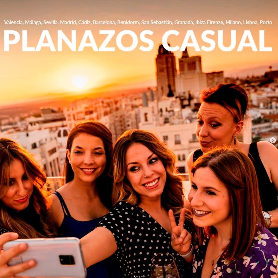 un grupo de mujeres se toman un selfie en un cartel que dice 
