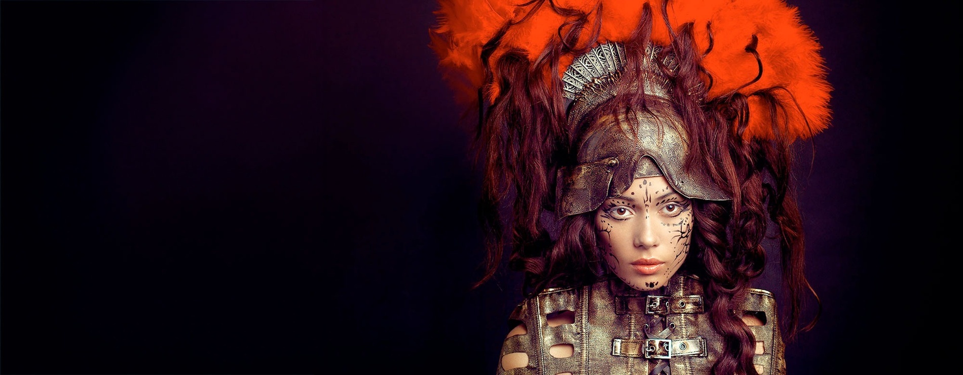 uma mulher com maquiagem e um capacete na cabeça