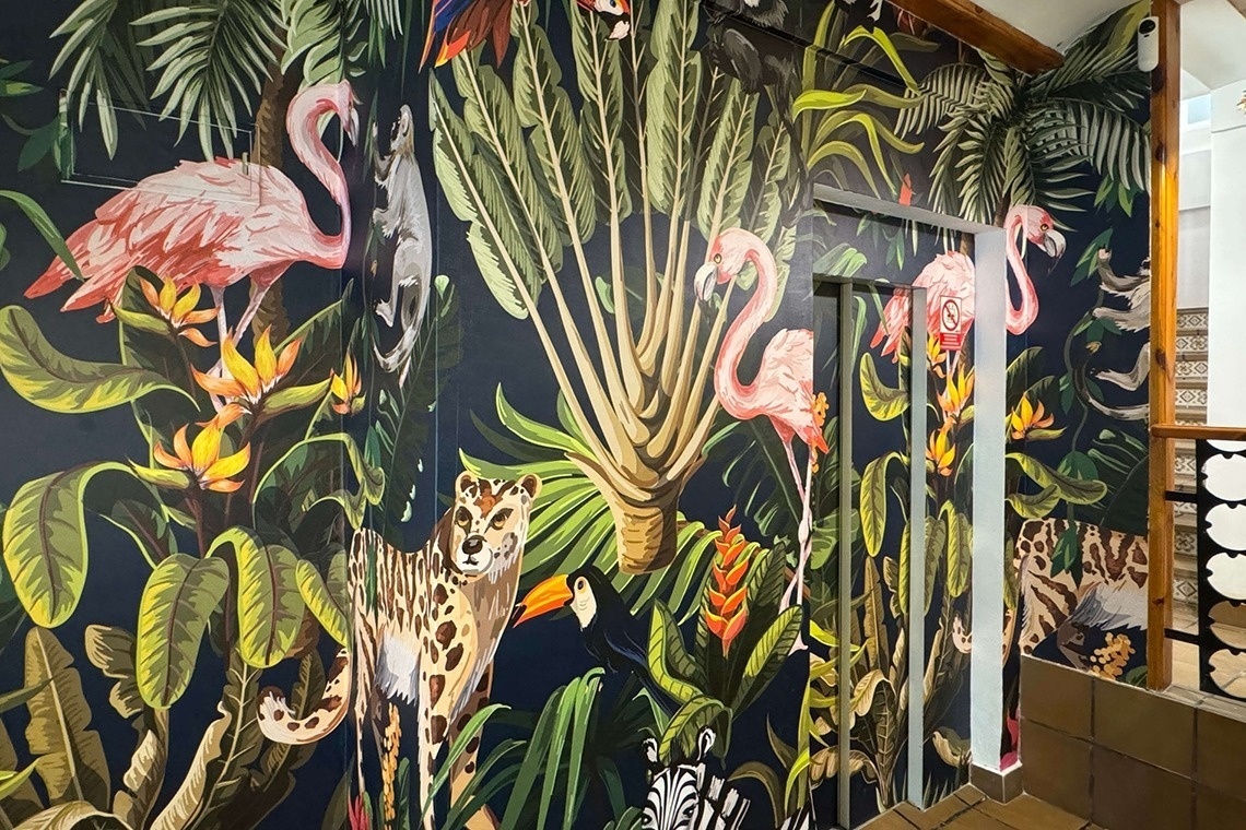 Dschungel-Tapete mit Flamingos & Raubkatzen im Casual Natura Valencia – Natur-inspiriertes Hotel