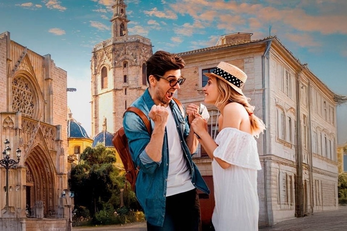 un hombre lleva a una mujer en sus hombros en la playa