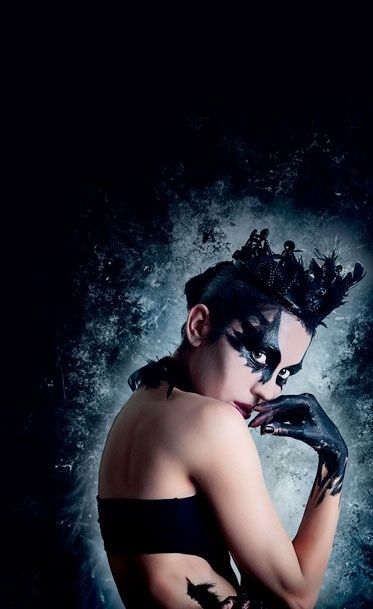 una mujer con pintura negra en la cara y una corona en la cabeza .