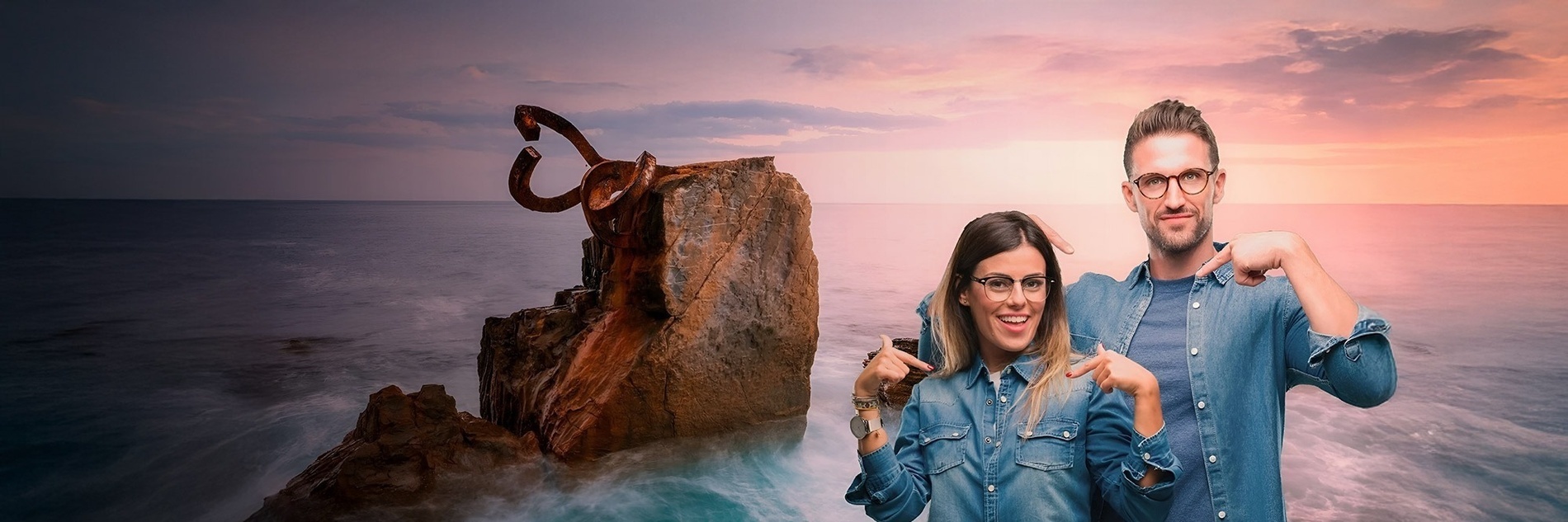 una mujer monta un scooter con una maleta roja en la playa