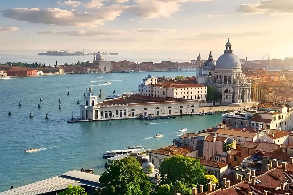 una vista aérea de la ciudad de venecia con barcos en el agua