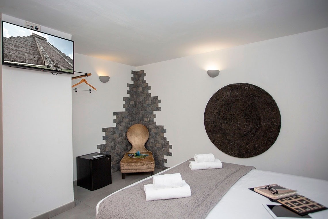 Modernes Zimmer im Casual de las Civilizaciones - Günstiges Hotel in Valencia mit TV & Deko