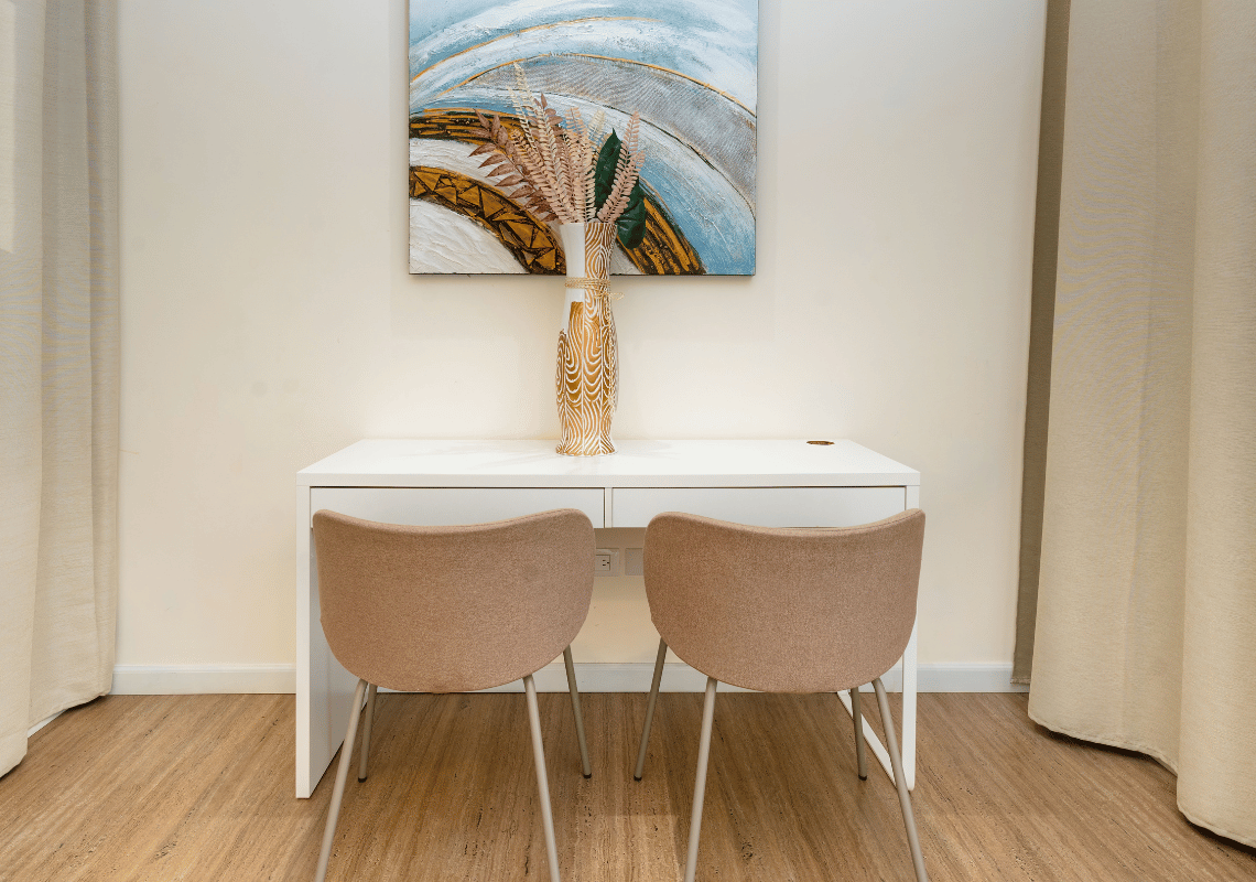 Escritorio blanco con dos sillas, jarrón y arte de pared Casual: Eden Bayahibe.