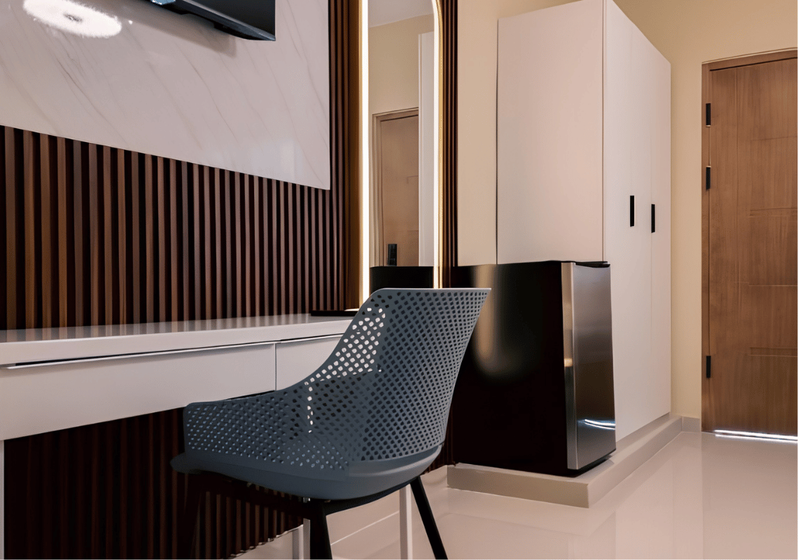 Bellissima camera d'albergo moderna con scrivania, sedia e armadio. Casual: Eden Bayahibe.