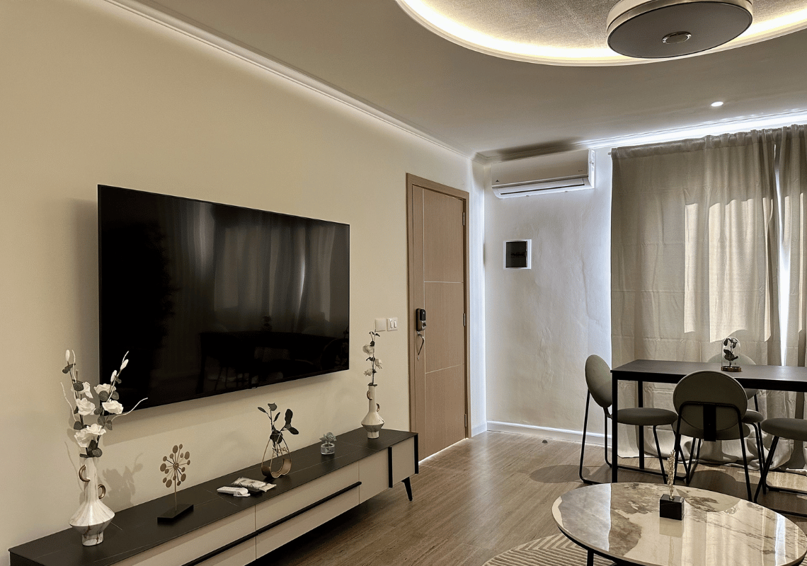 Soggiorno moderno di un hotel con TV a schermo piatto, arredi eleganti e area pranzo. Ideale per Casual: Eden Bayahibe.