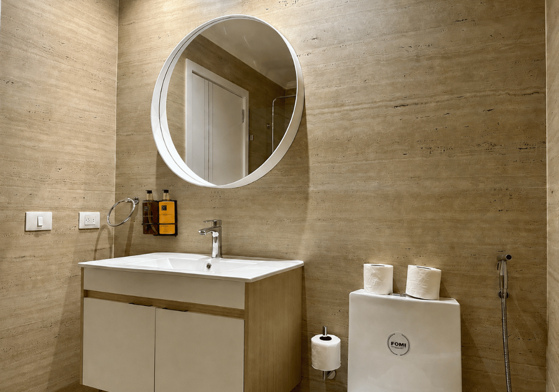 Bagno moderno con lavandino, specchio rotondo e bidet, perfetto per Casual: Eden Bayahibe.