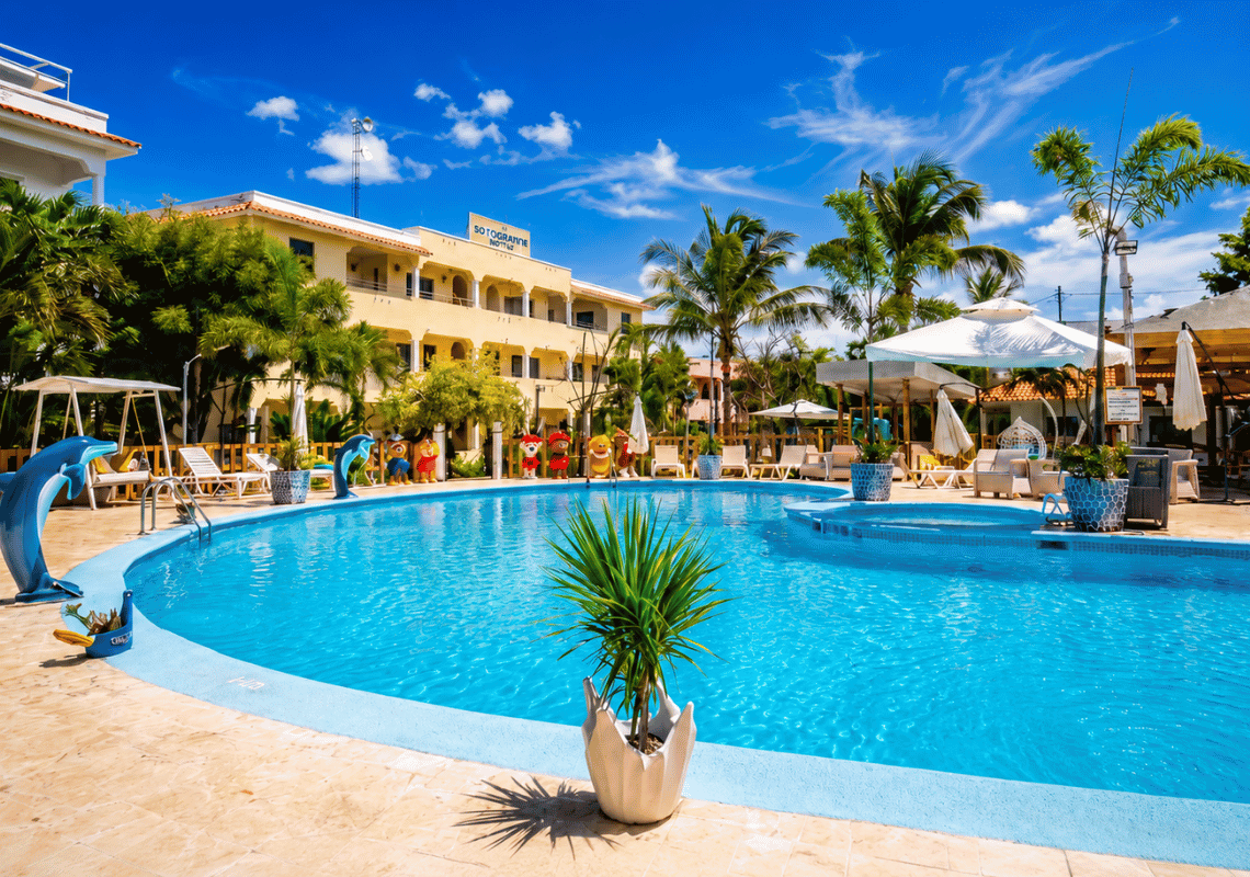 Piscina luminosa con sdraio e palme all'Casual: Eden Bayahibe.