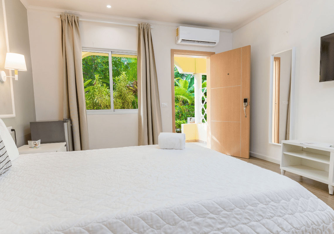 Habitación luminosa de hotel con cama confortable, vista a exuberante vegetación y Casual: Eden Bayahibe.