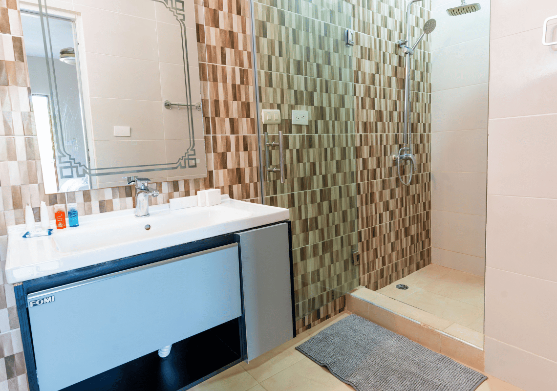 Modern bathroom with sink, shower and mirror Casual: Eden Bayahibe