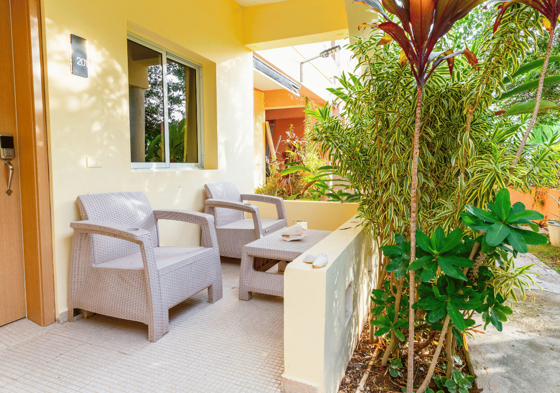 Balcón de habitación de hotel con sillas y mesa, plantas tropicales, vista exterior, Casual: Eden Bayahibe.