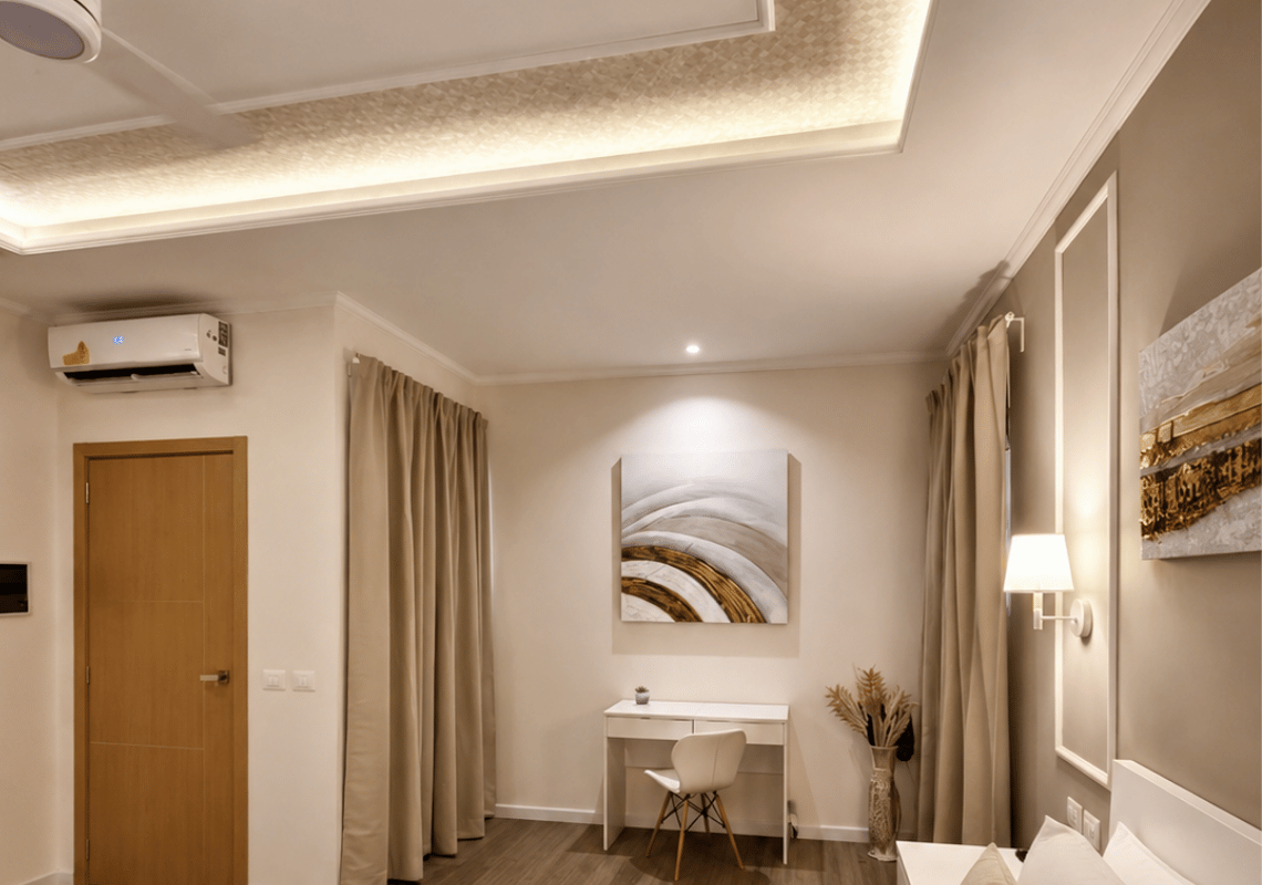 Interno di una camera d'albergo moderna con scrivania, quadro astratto e aria condizionata: la tuaCasual: Eden Bayahibe.