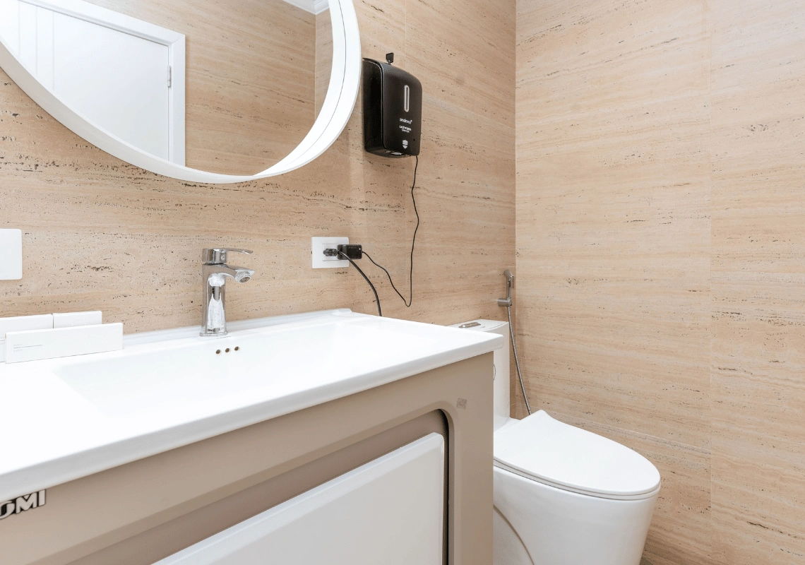 Baño moderno con lavabo, espejo y inodoro. Casual: Eden Bayahibe.