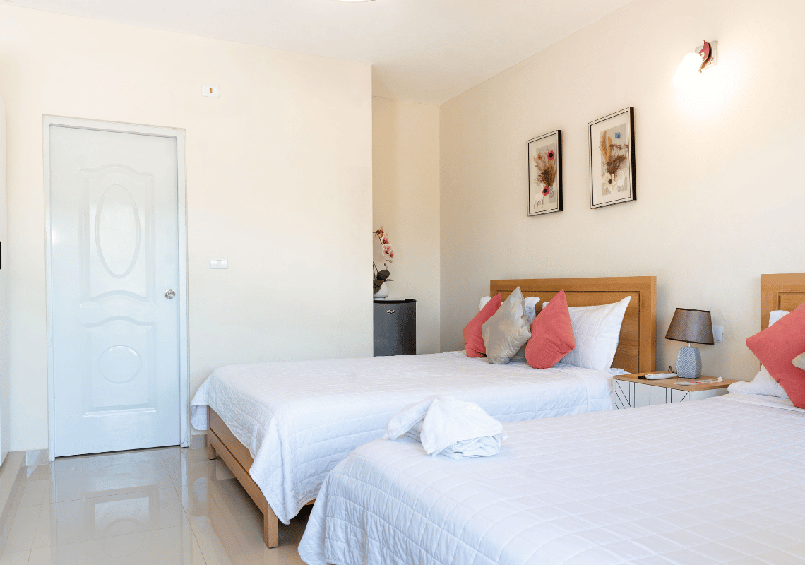 Habitación de hotel con dos camas individuales, ropa de cama blanca, cuadros y lámpara. Casual: Eden Bayahibe
