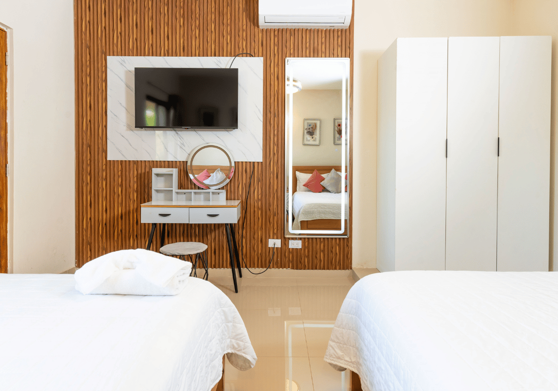 Habitación doble con tocador, espejo iluminado y armario. Casual: Eden Bayahibe