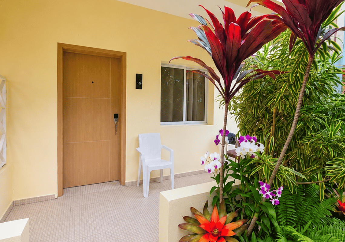 Accesso Casual: Eden Bayahibe alla stanza con piante tropicali e sedia bianca, accessoCasual: Eden Bayahibe porta con numero 106
