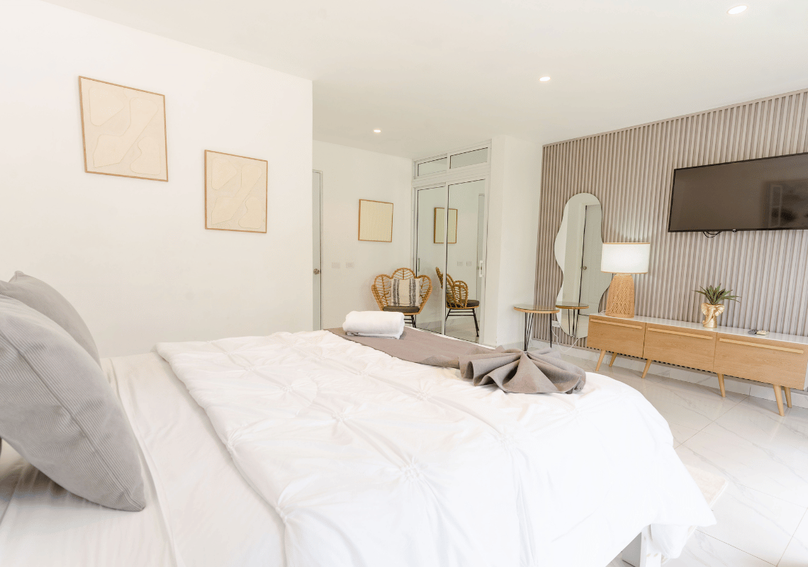 Cama cómoda y moderna en habitación de hotel, perfecta para tu estancia. Casual: Green Village Bayahibe