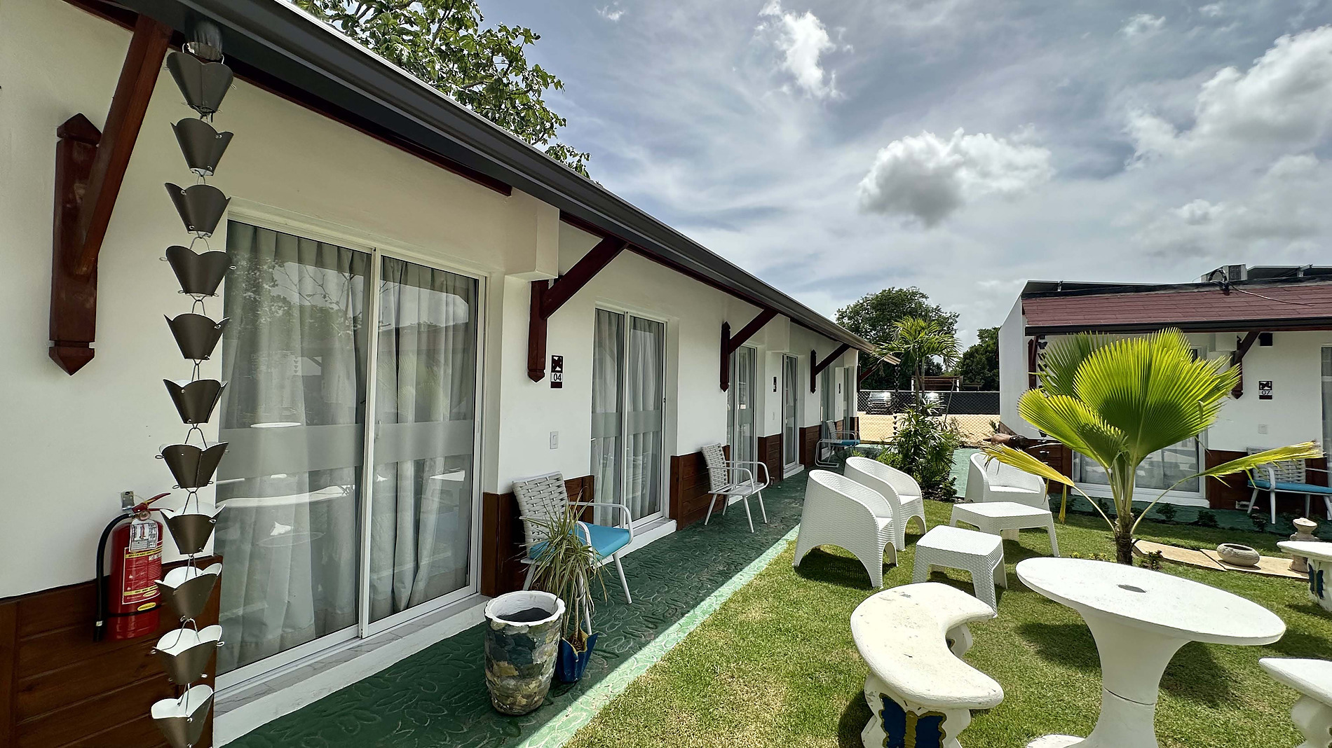 Chambre d'hôtel avec extérieur aménagé et tables de jardin, idéal pour Casual: Green Village Bayahibe.