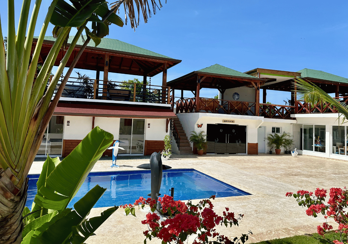 Casual: Green Village Bayahibe: piscine et espaces de détente dans un hôtel tropical avec pavillons.