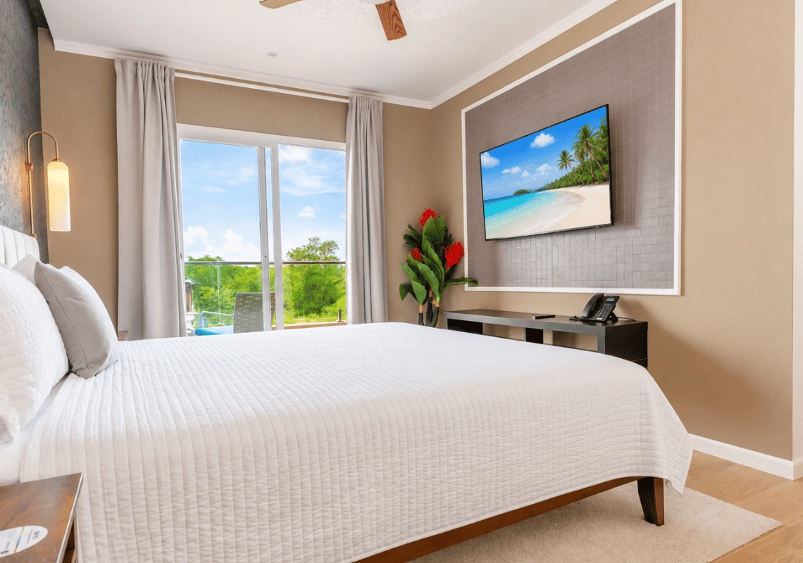 Casual: Green Village Bayahibe: Amplia y luminosa habitación de hotel con cama king, balcón y TV.