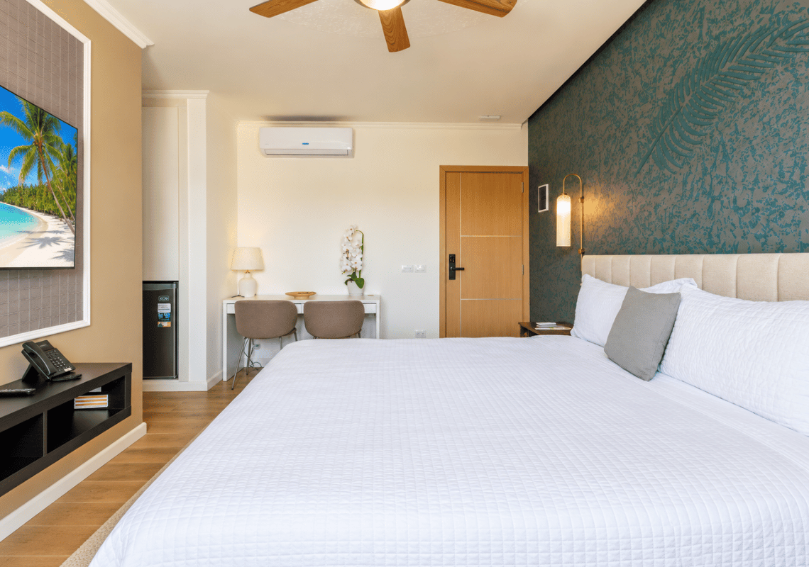 Amplia y luminosa habitación de hotel con cama, escritorio y Casual: Green Village Bayahibe.
