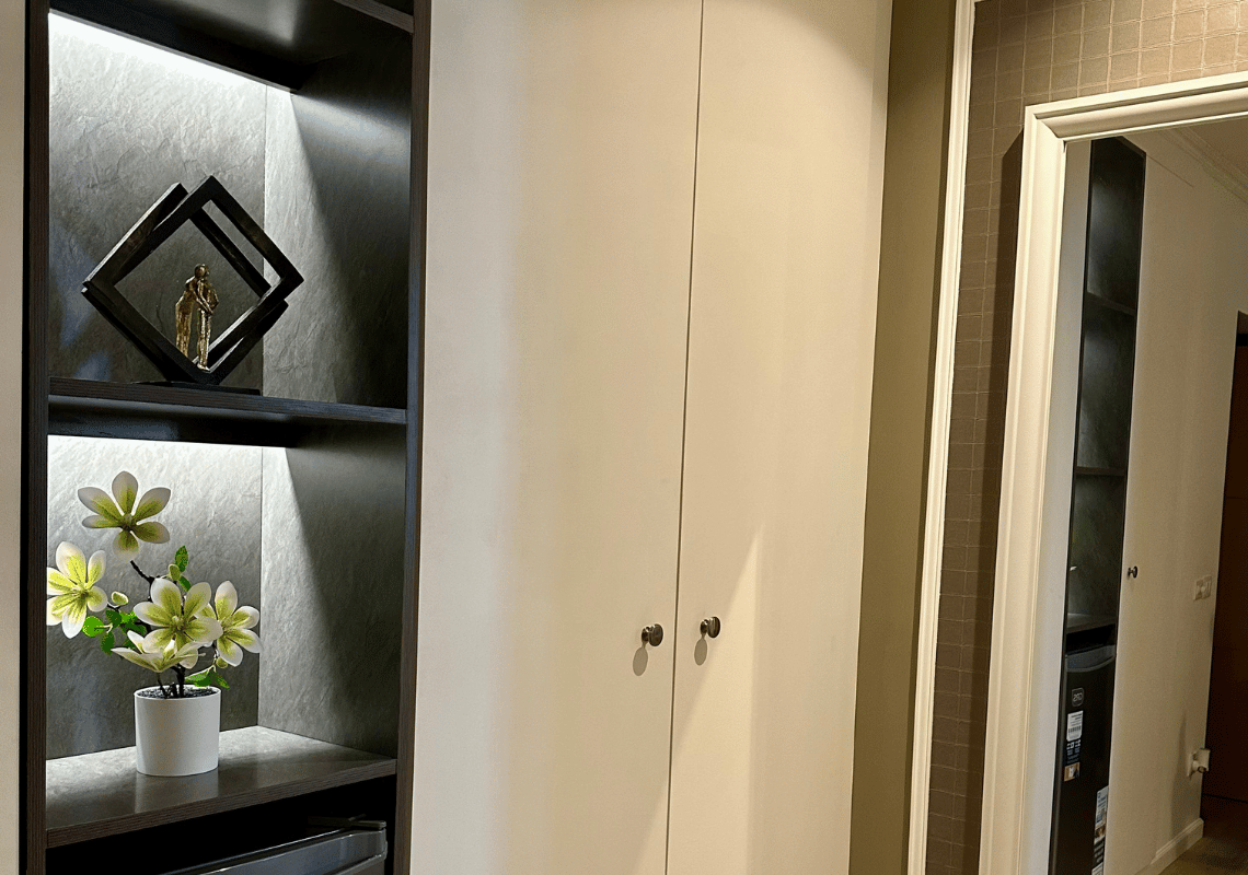 Décoration murale moderne dans une chambre d'hôtel, avec un mini-bar et des éléments décoratifs, idéal pour Casual: Green Village Bayahibe.