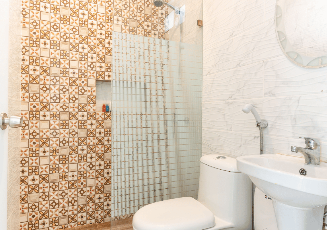 Baño moderno con ducha de cristal, inodoro y lavabo. Casual: Green Village Bayahibe