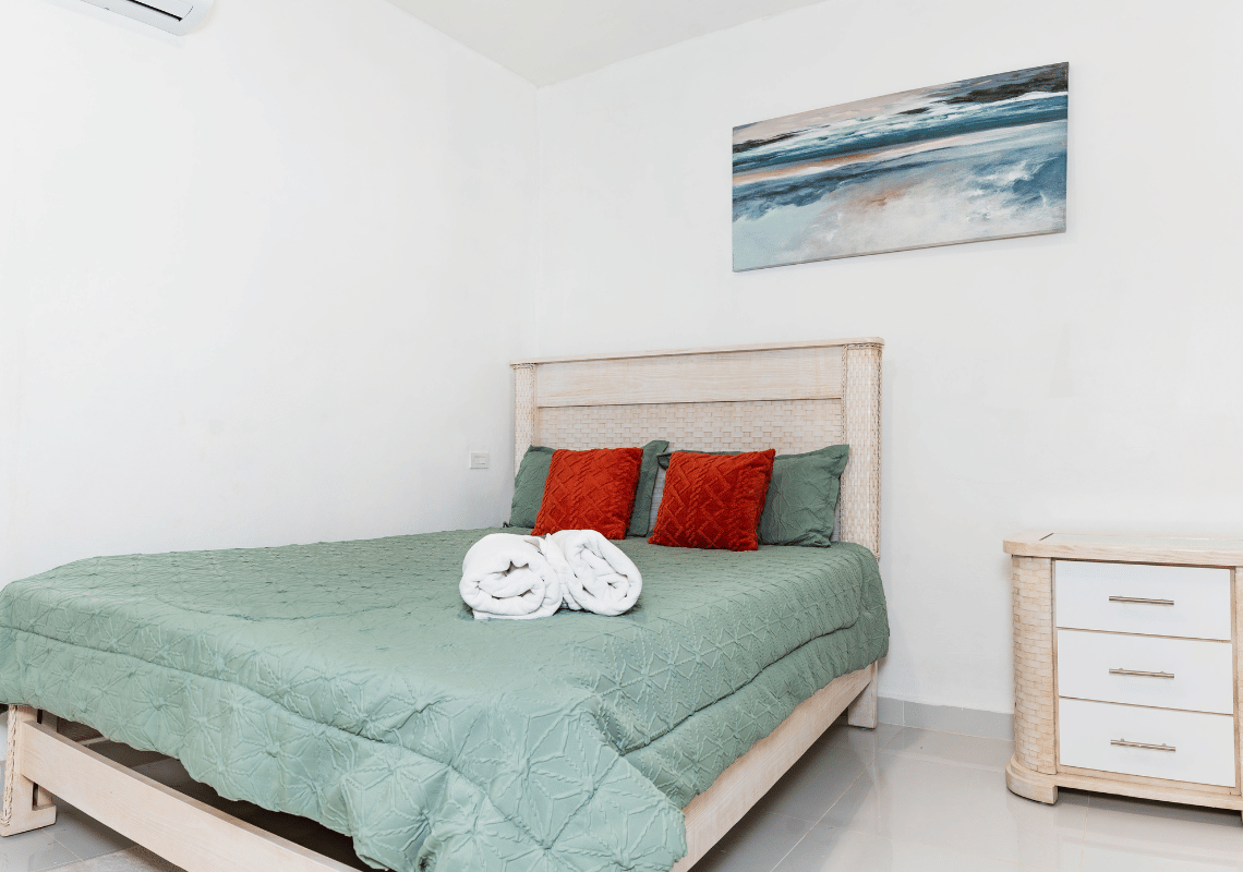 Habitación con cama matrimonial, decoración moderna yCasual: Green Village Bayahibe.