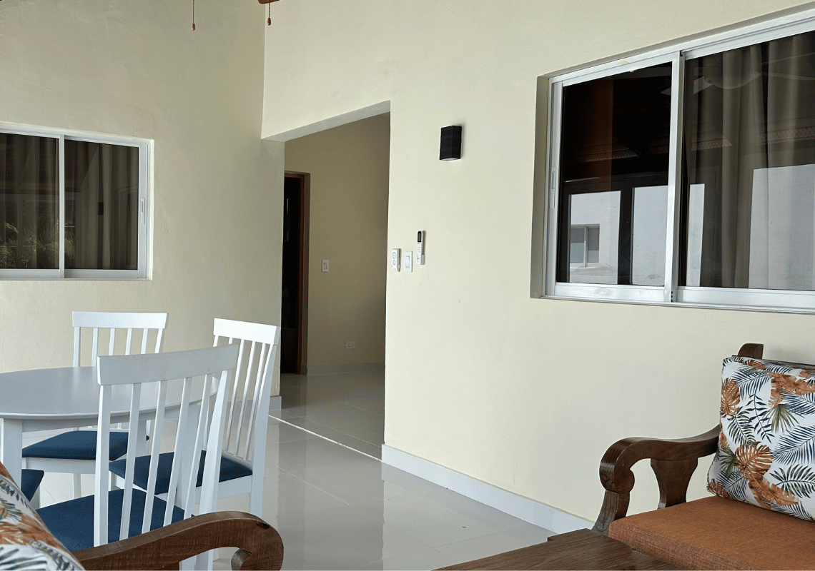 Salle à manger et salon confortables avec fenêtres lumineuses pour un séjour détendu. Casual: Green Village Bayahibe