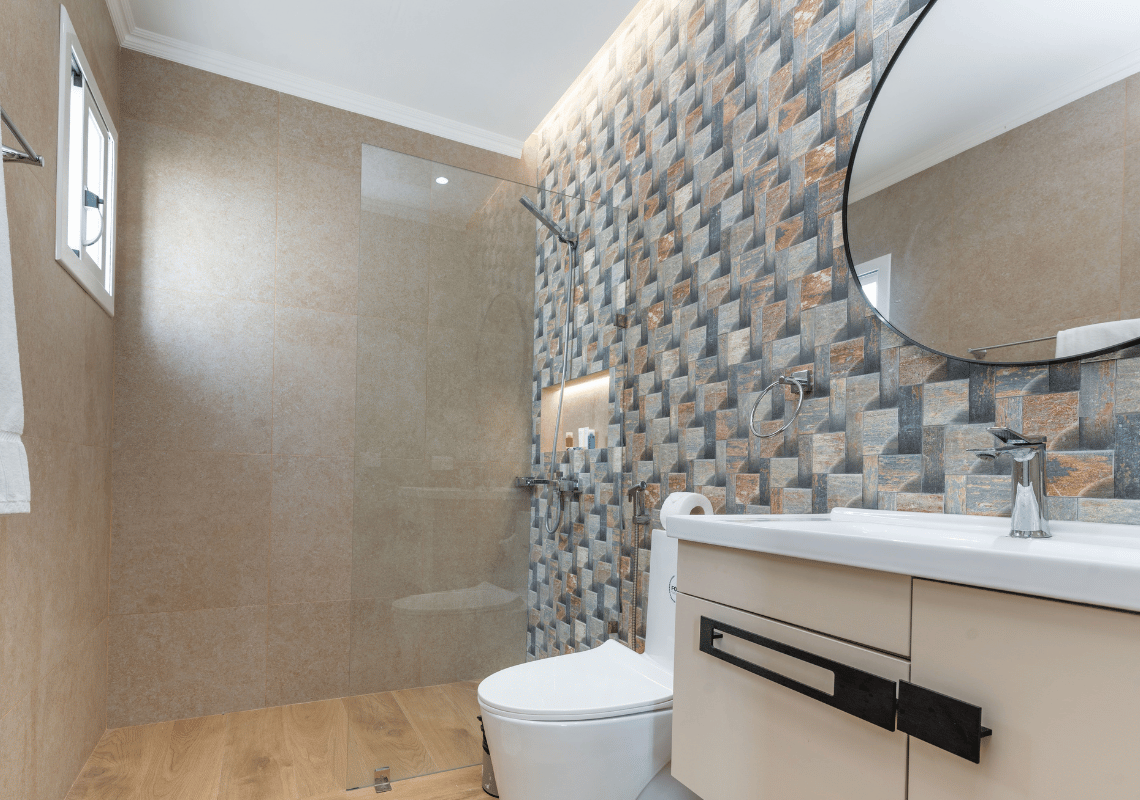 Baño moderno con ducha de cristal, azulejos 3D y lavabo elegante. Casual: Green Village Bayahibe