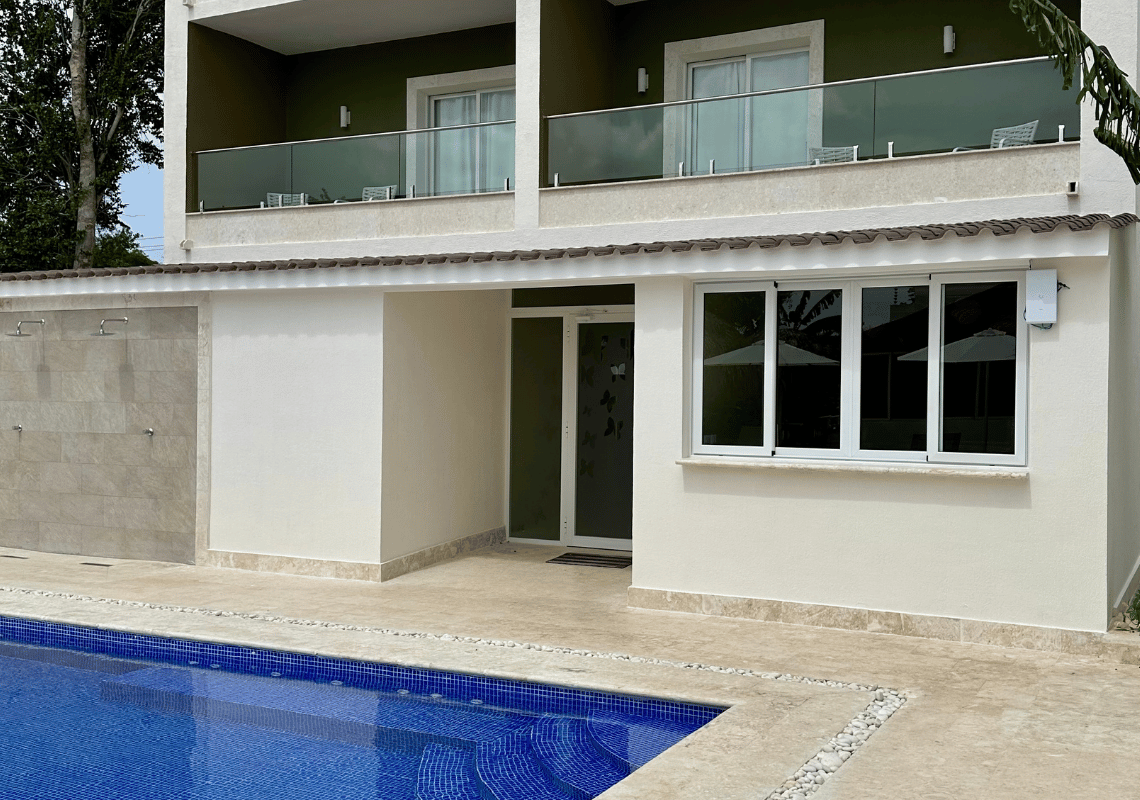 Piscine bleue étincelante et douche extérieure, chambre d'hôtel avec balcon et fenêtre, idéal pour Casual: Green Village Bayahibe.