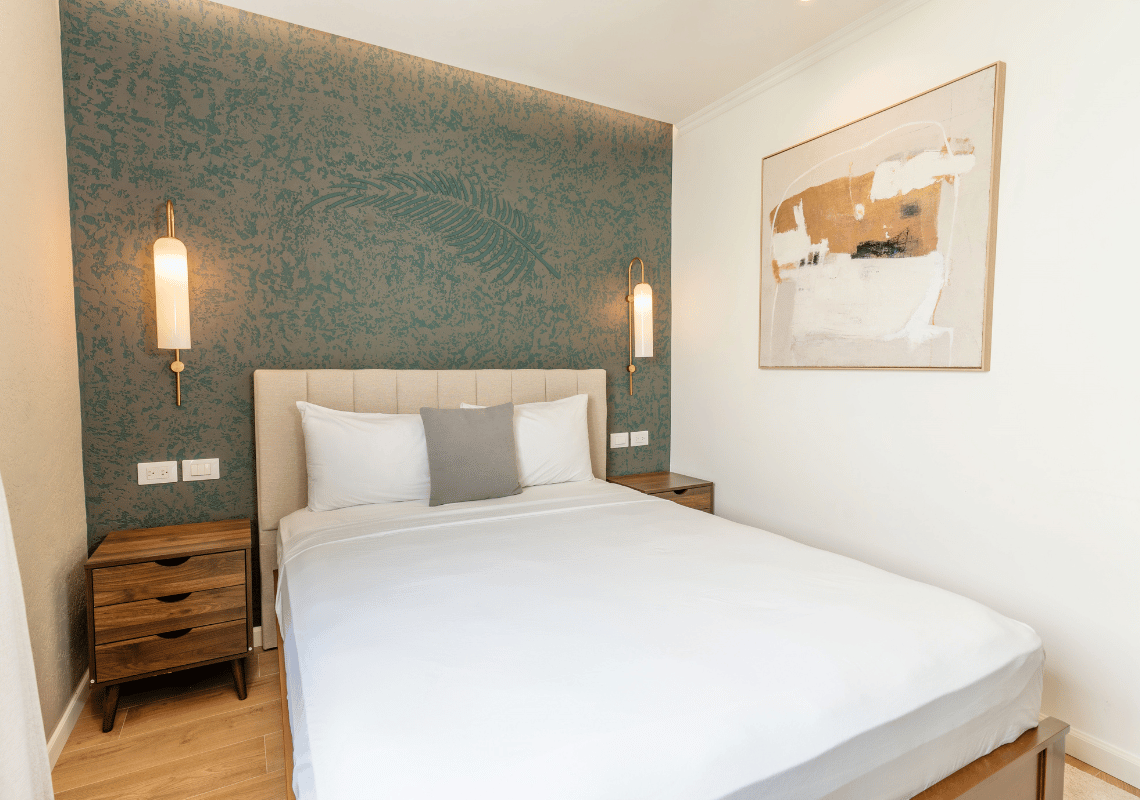 Habitación de hotel moderna con cama doble,Casual: Green Village Bayahibe y arte abstracto.