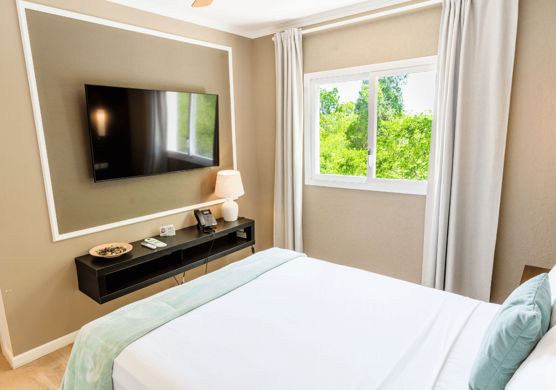 Habitación con TV, cómoda y ventana con vista a la naturaleza, ideal para tu Casual: Green Village Bayahibe.