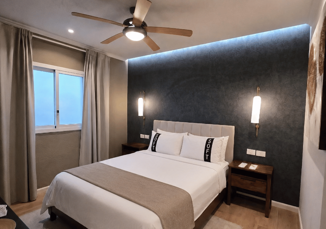 Chambre d'hôtel moderne avec lit douillet, décoration élégante et lumière d'ambiance. Casual: Green Village Bayahibe