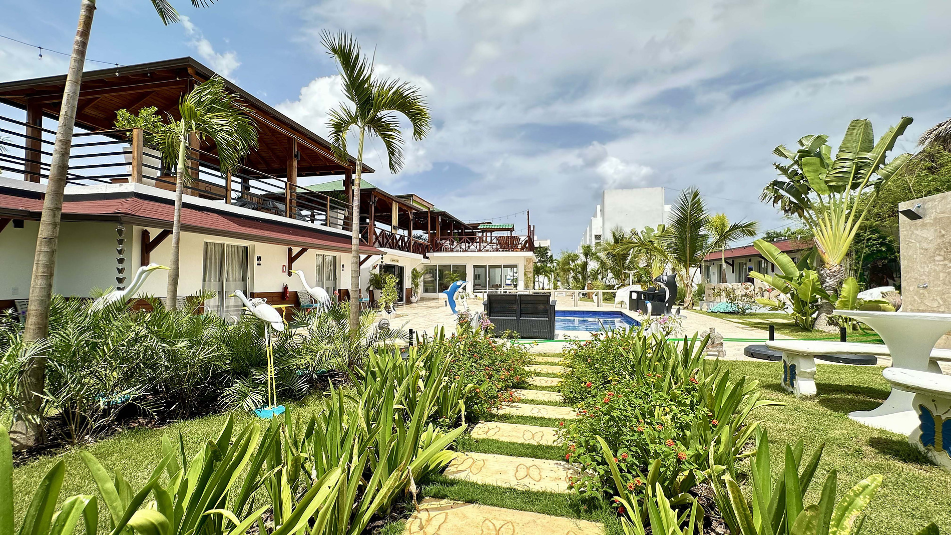 Belle piscine et jardin tropical au Casual: Green Village Bayahibe, ambiance paisible et estivale.