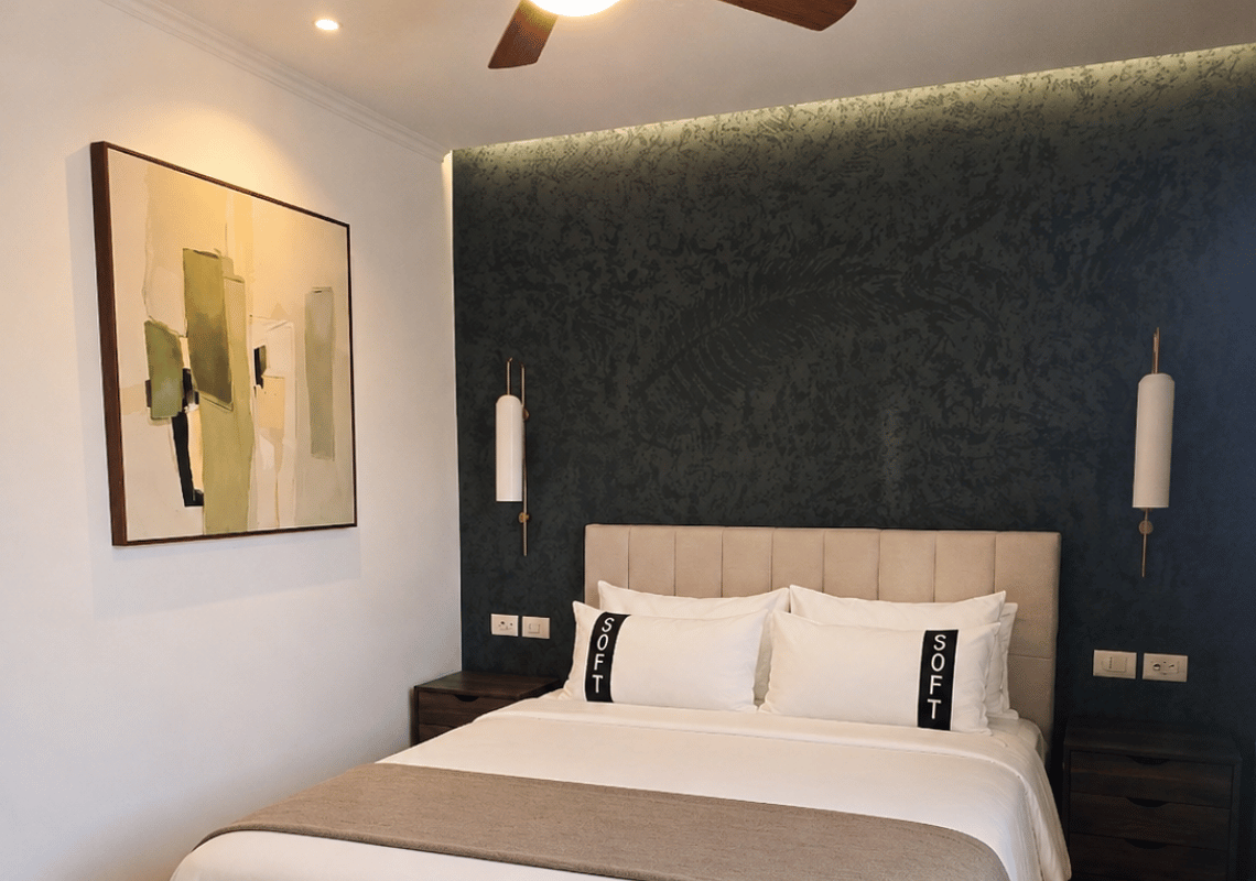 Chambre d'hôtel moderne avec lit douillet et tableau abstrait, idéal pour Casual: Green Village Bayahibe.