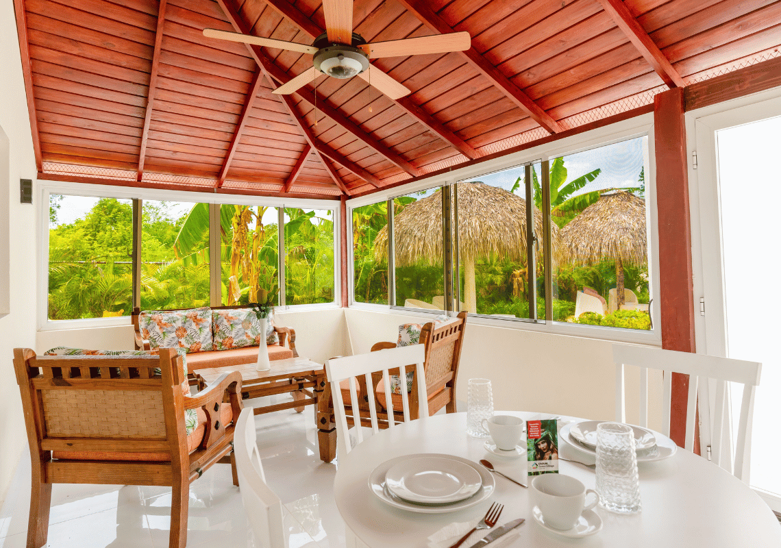 Comedor al aire libre con vista a un exuberante jardín tropical en Casual: Green Village Bayahibe.
