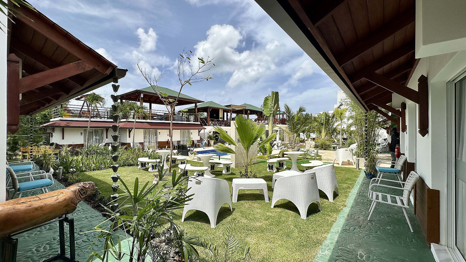 Piscine et chaises blanches dans la cour d'un hôtel tropical. Casual: Green Village Bayahibe