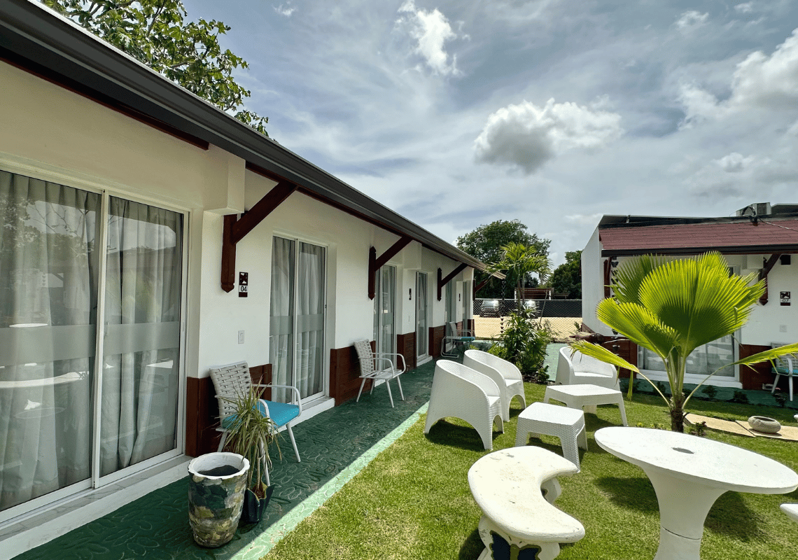 Chambres d'hôtel avec patio privé et mobilier de jardin, parfaites pour un séjour Casual: Green Village Bayahibe.
