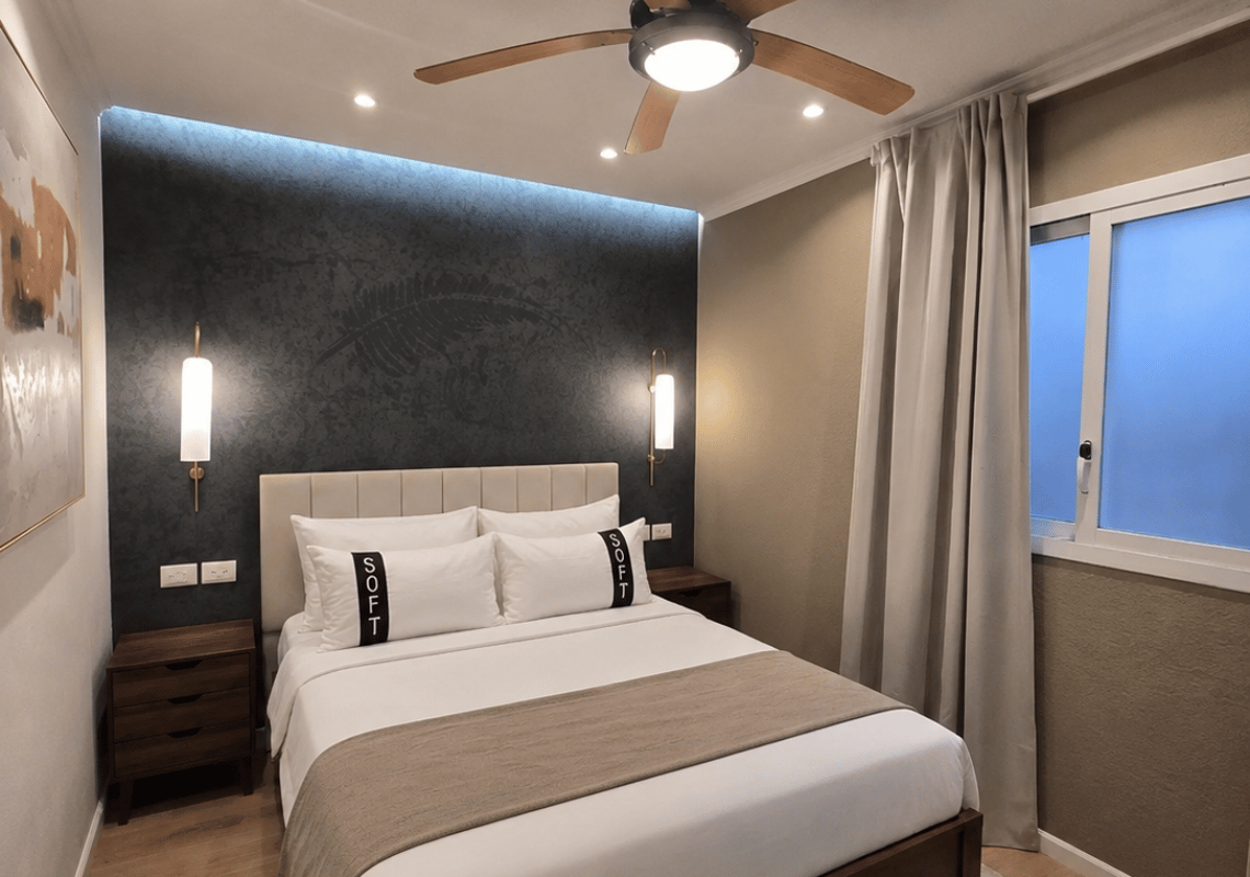 Lit contemporain avec lit king-size, décoration murale audacieuse et fenêtres pour votre Casual: Green Village Bayahibe.