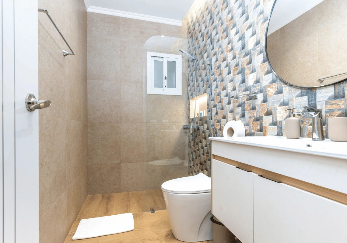 Baño moderno con ducha y lavabo doble, azulejos de diseño y toallas limpias. ¡Tu Casual: Green Village Bayahibe perfecto!