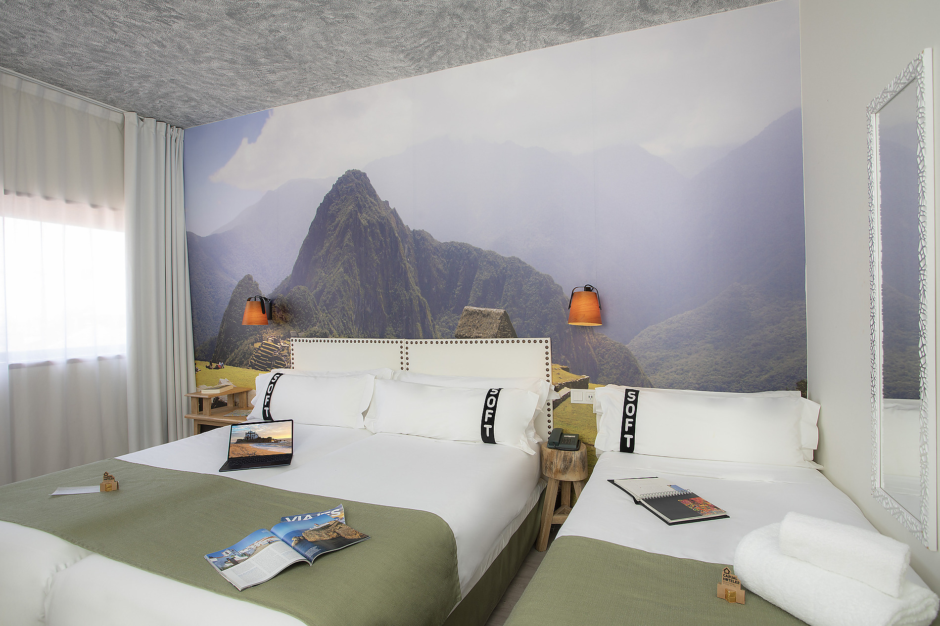 Habitación doble con mural de Machu Picchu, perfecta para tu Casual: Inca Porto.