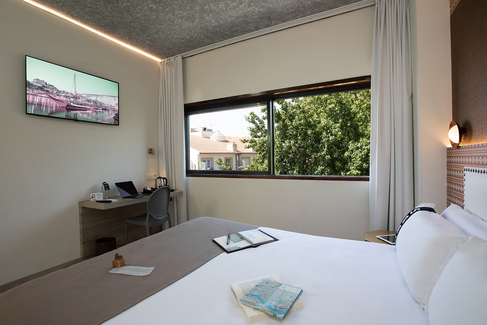 Habitación moderna con escritorio, Casual: Inca Porto TV, ventana y cama.