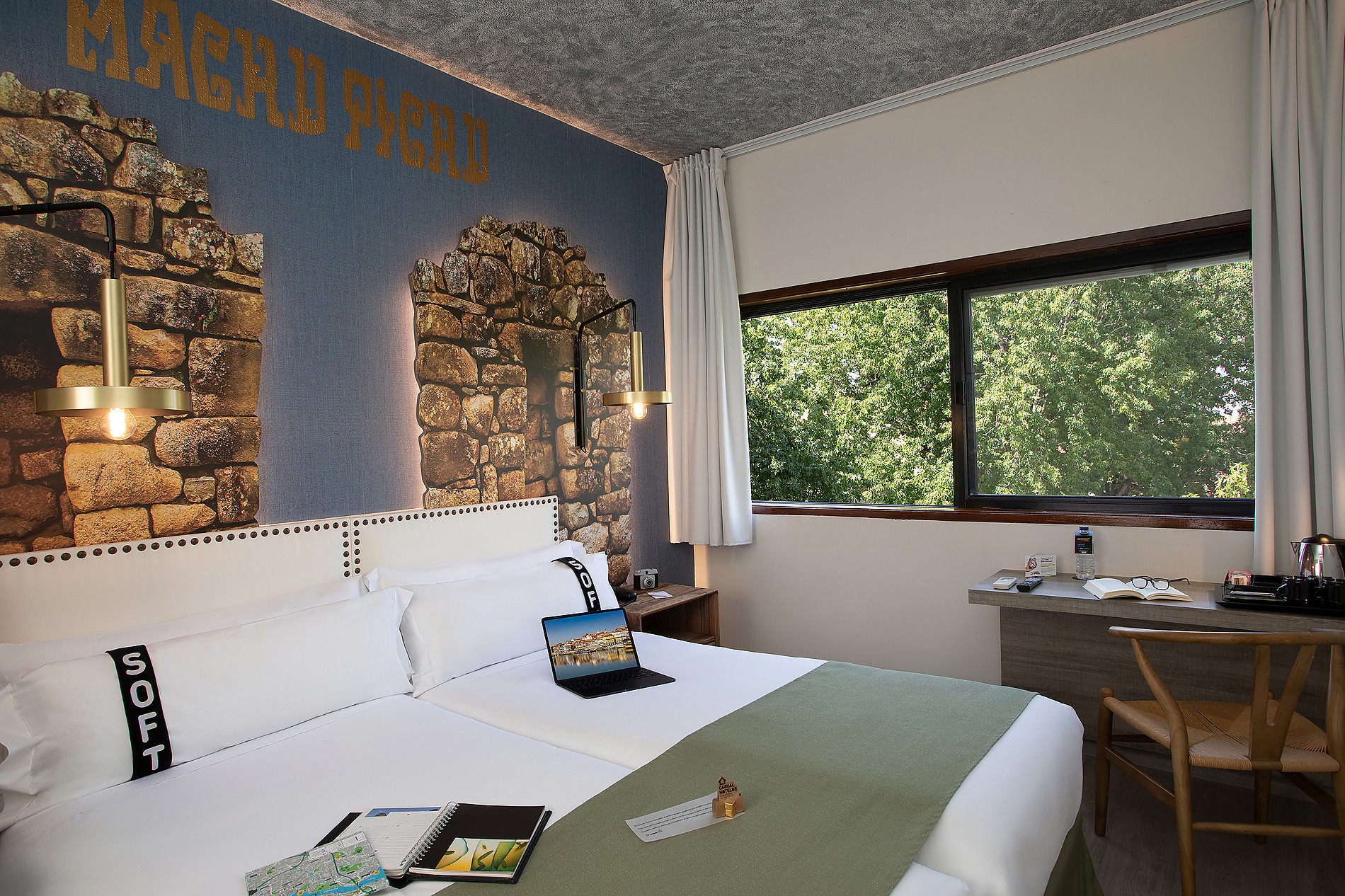 Habitación doble con decoración temática de Machu Picchu, ventana con vistas al exterior, ideal para tu estancia en Casual: Inca Porto.