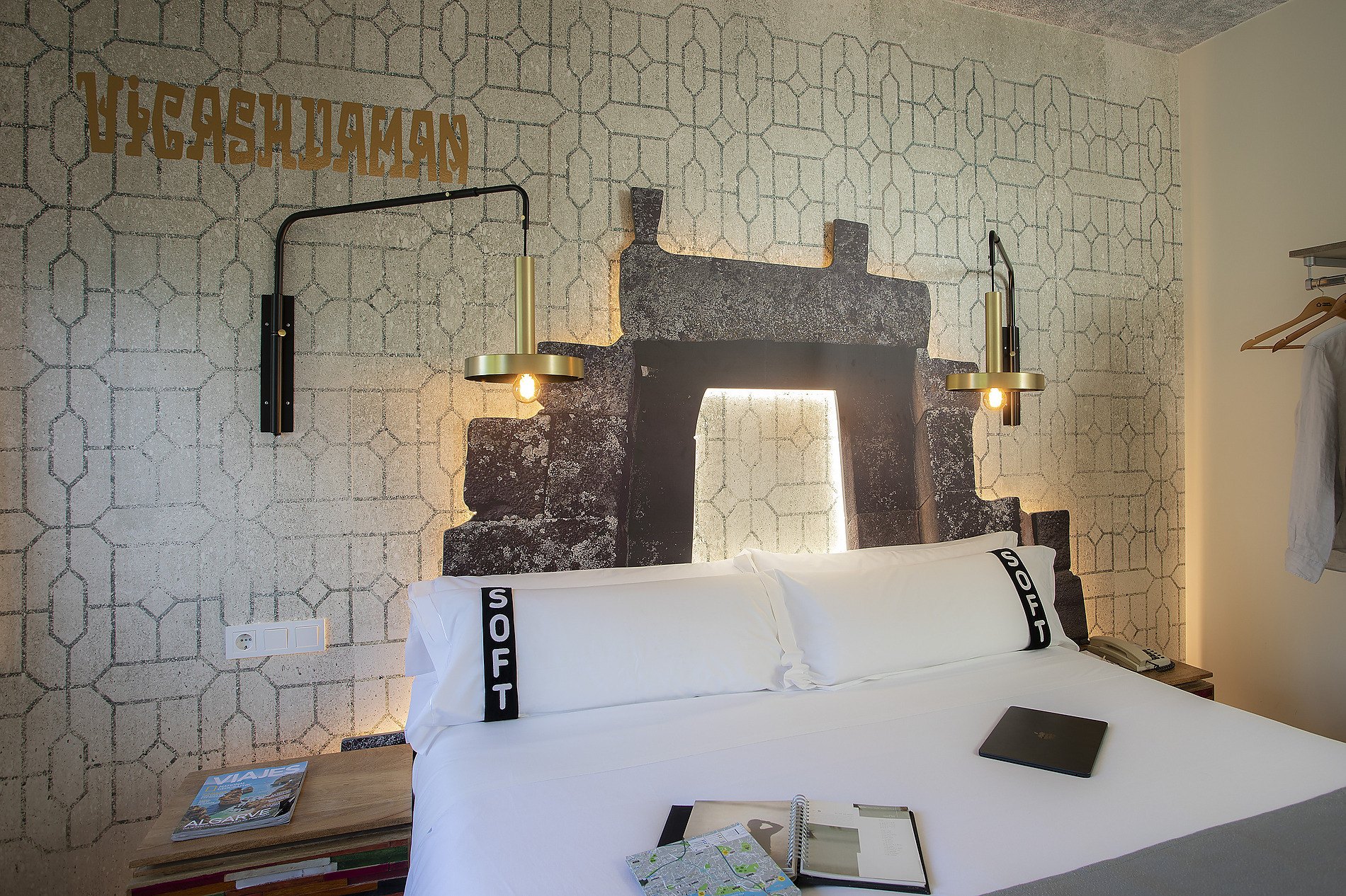 Cama cómoda con cabecero decorativo y lámpara moderna, perfecta para tu estancia en nuestro Casual: Inca Porto.
