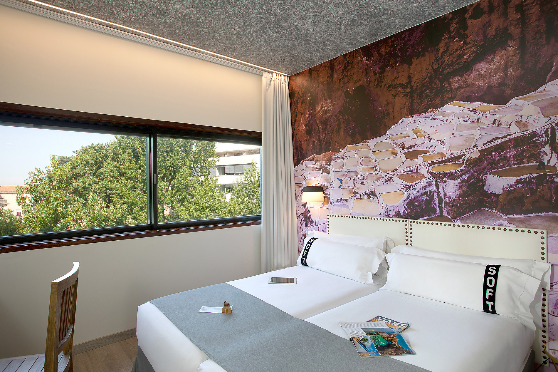 Habitación de hotel con dos camas individuales, vistas al exterior y papel tapiz de salinas. Casual: Inca Porto