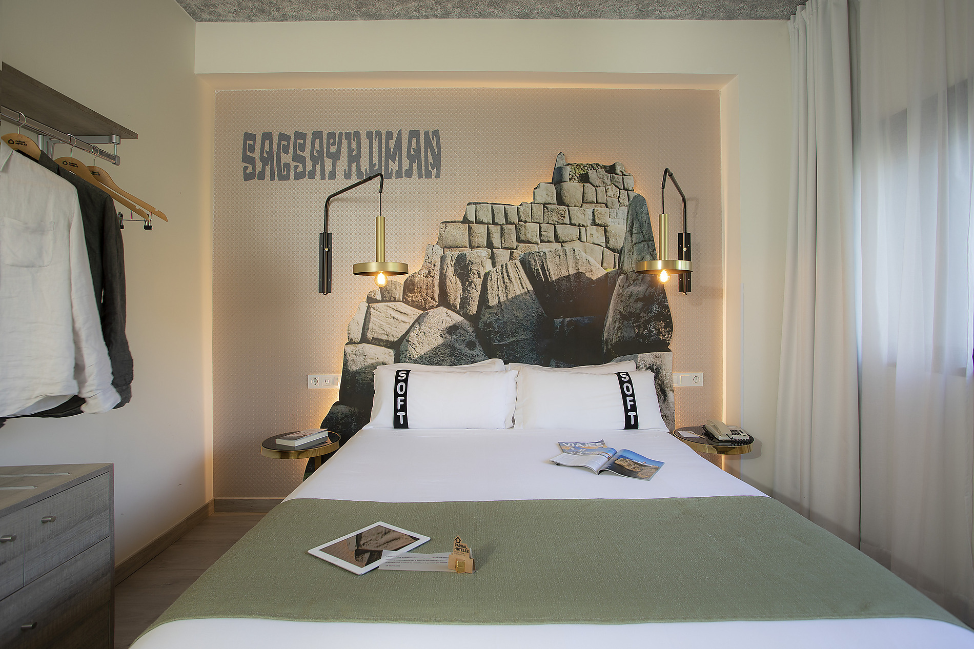 Dormitorio de hotel con mural de Casual: Inca Porto, cama confortable y lámpara de diseño.